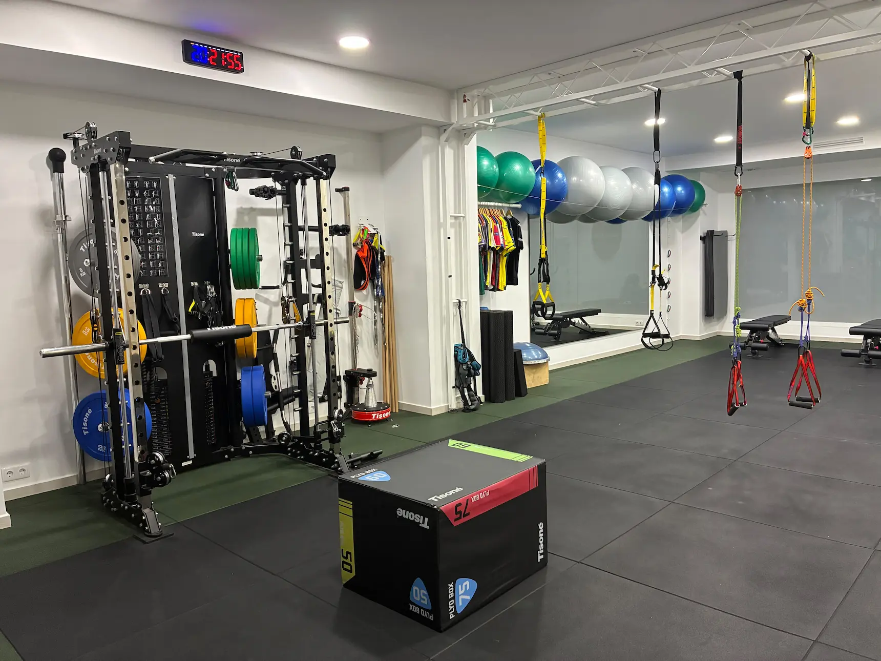 Rack funcional y zona de peso libre en Moviment Vila-real