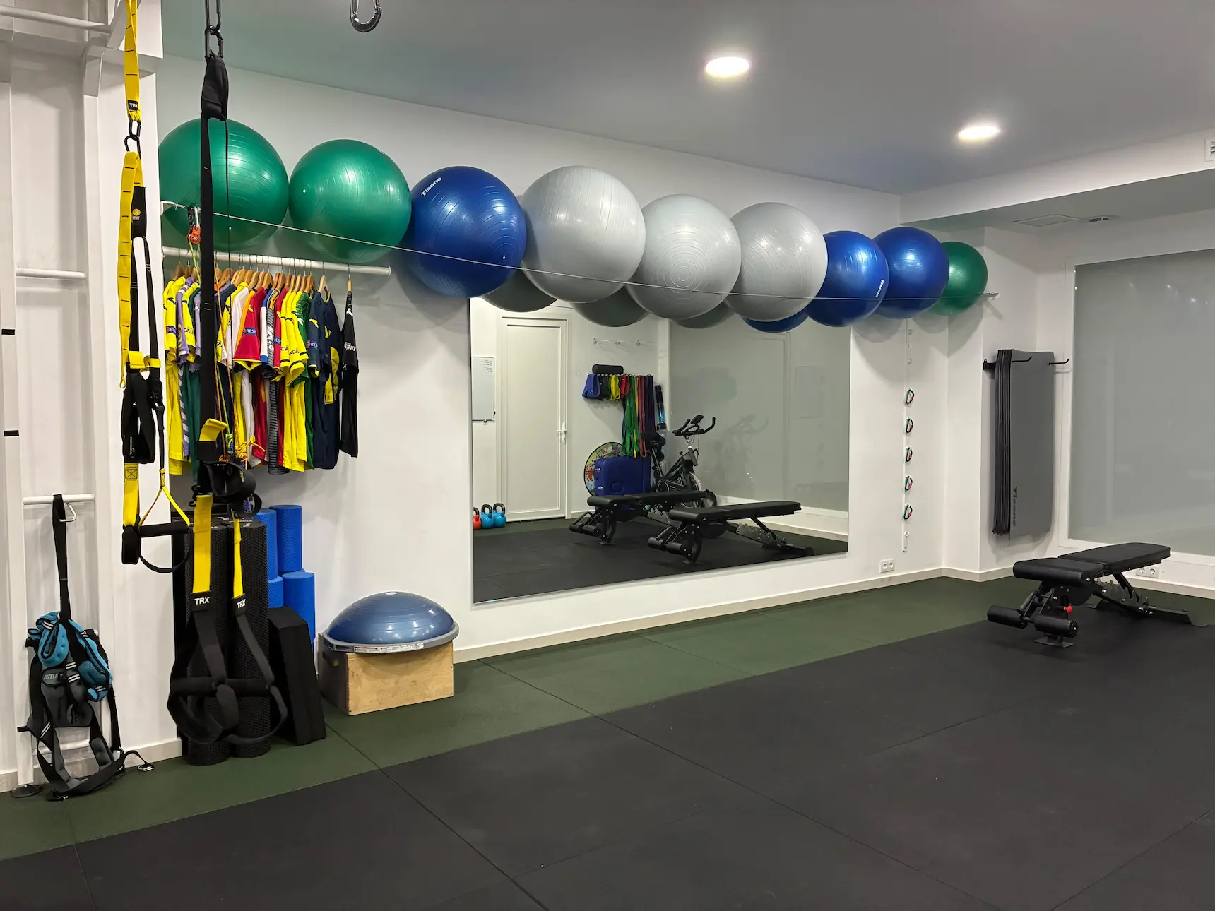 Zona de fitballs y cintas de suspensión en Moviment Vila-real